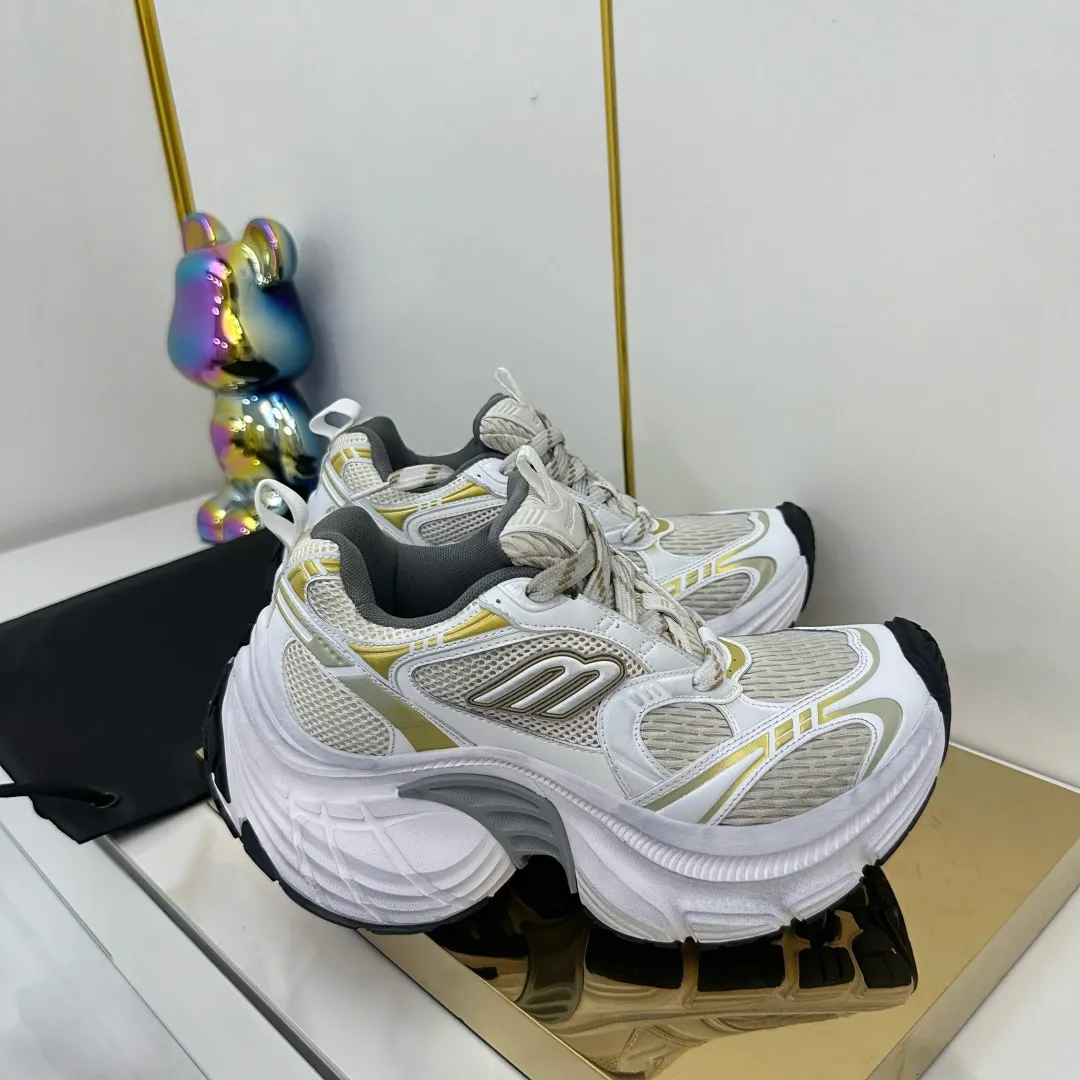 👟👟Ex-factory price 680👟👟 Balenciaga Balenciaga CARGO 6XL Sneakers Round-toe lace-up Low-cut lifestyle mesh lace-up Low-cut catwalk retro Balenciaga is always at the forefront of fashion. This model has huge size and eye-catching design. It is in line with the current "" trend. It uses an all-black color scheme to create a low-key yet gorgeous effect. The 6XL size makes it a conspicuous presence in the market. Suitable for people who pursue individuality. The products released this time once again reflect their innovation capabilities. They are made of microfiber and mesh. Its avant-garde design, exaggerated volume and reflective details give it a special silhouette. It is made of mesh material, which brings good foot feel, comfortable and breathable. The appearance still adopts the classic shape. The shoe body is fashionable and easy to wear. Item No.: 815859 W2MV2 1012 Size: 35-46